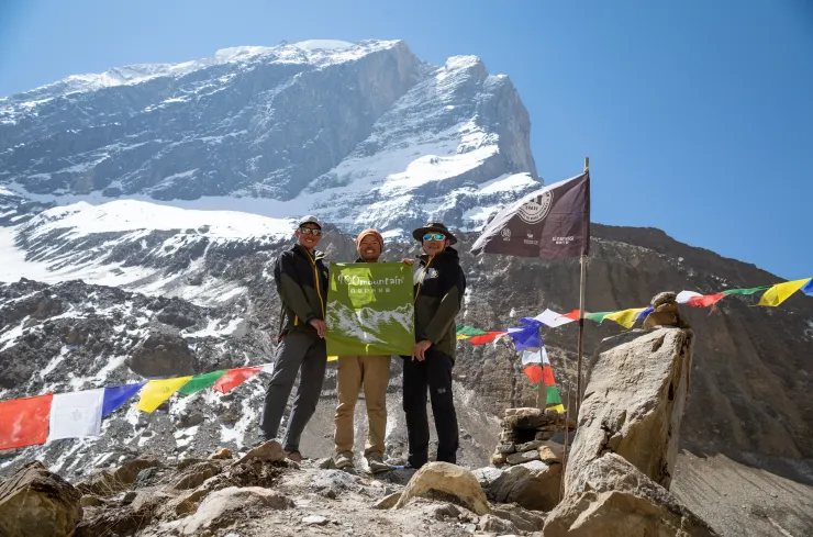 阿果、元植與我，在道拉吉里西北稜山肩下與百岳旗、十四峰旗的合照。