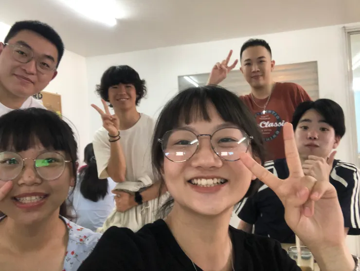 日本人!最右邊叫ibuki,他的皮膚非常白,本人有點像李鐘碩(😍);coco左邊的叫做yuri,沒錯跟那個歌手一樣,但是他不喜歡yuri,他喜歡one ok rock。