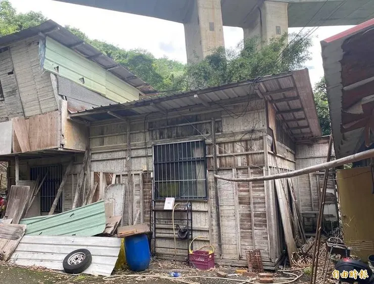 一家3口擠板模屋老夫妻長期臥床各界伸援手- 南投縣- 自由時報電子報