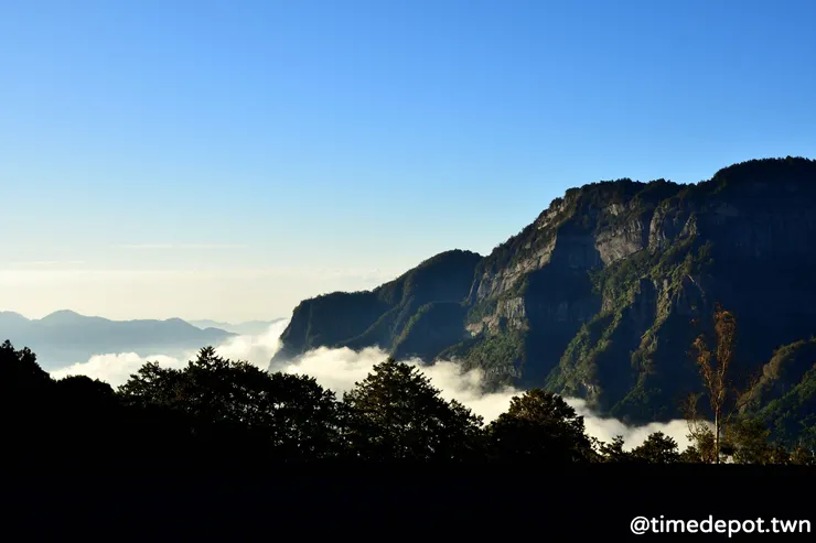 塔山夕照和雲海並稱為阿里山的五奇，如今終於可以搭乘阿里山林鐵本線來親近這些奇景