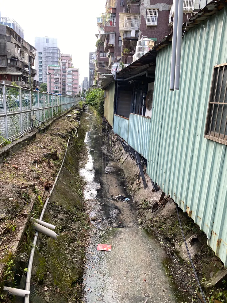 汀州路三段200巷內,可見到擁有三百年歷史的古圳-霧裡薛圳。蟾蜍山腳下的民族國中,近日拆除了圍牆、並挖掘出昔日的圳溝,復原當年水圳面貌。然而這裡已是真實的水圳了,是否更應該妥善整治與美化,讓它重煥生機呢?