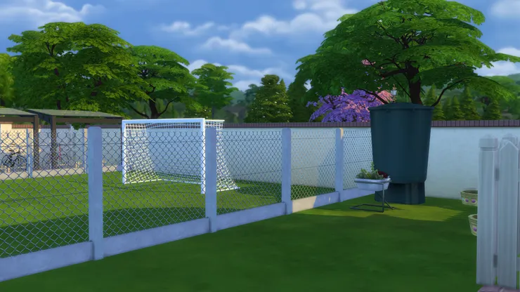 足球場圍上了鐵絲網，用來保護場內外的人。