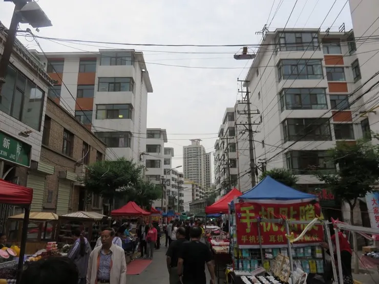 莫家街，每個中國城市都有的步行街，這個有點像「有賣野食的鴨寮街」。