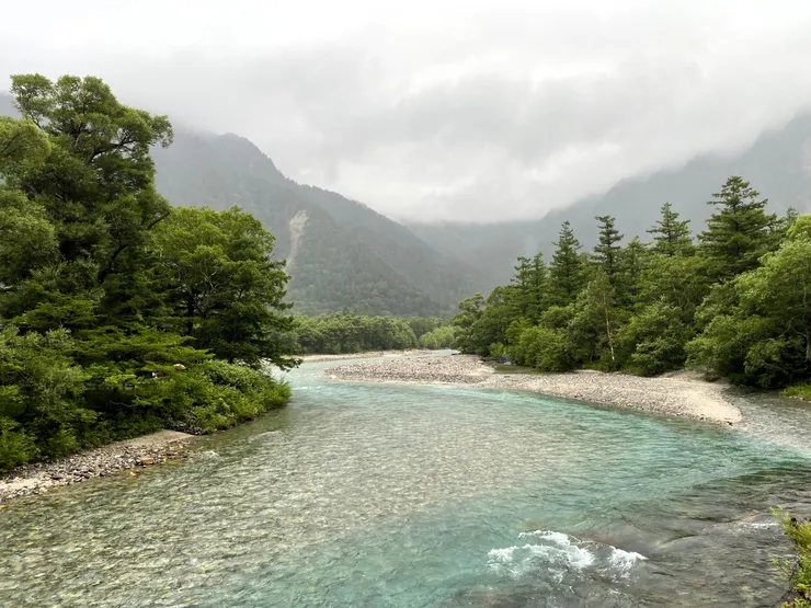 沿著梓川走，可以聽到潺潺的流水聲