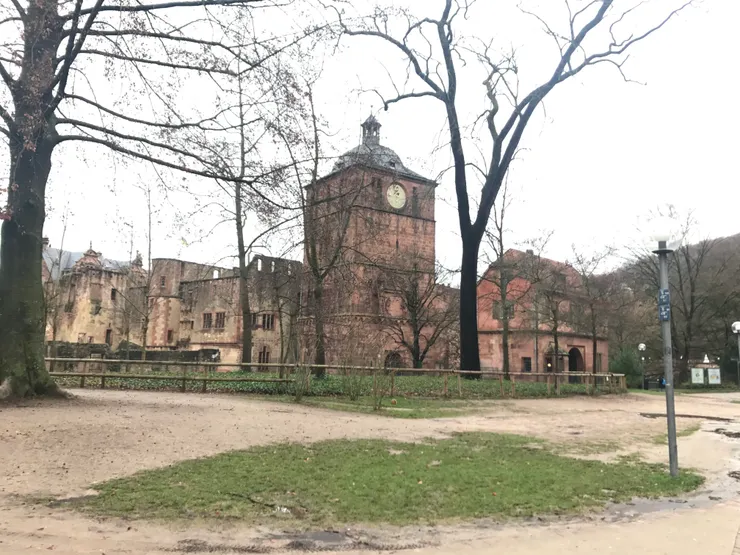 古堡保留著被二次大戰轟炸的遺跡