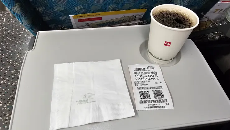 吃飽喝足來杯高鐵咖啡好滿足呀!