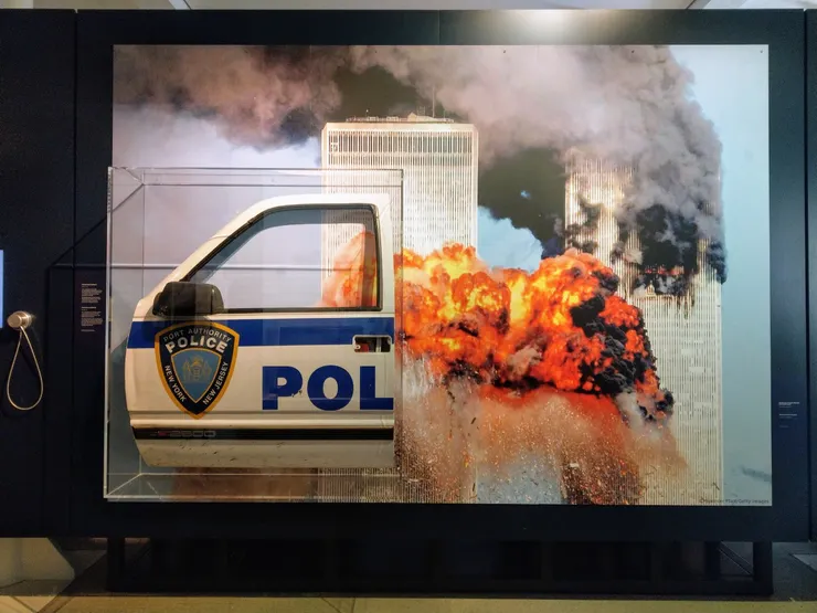 展出911的警車門