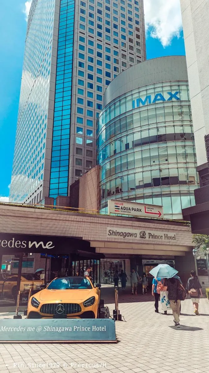 經過敘敘苑並穿過Wing購物商場，跟著路牌指引。
