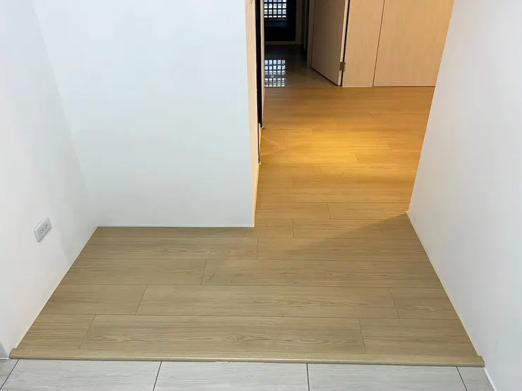 小坪數玄關落塵區規劃,利用異材質拼接定義空間機能而不顯壓迫!