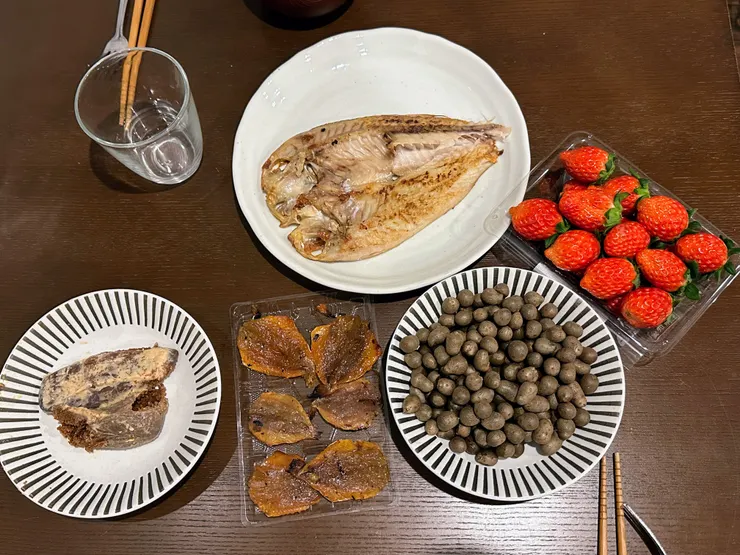 一桌下酒菜配上大吟釀清酒的夜晚就是開心