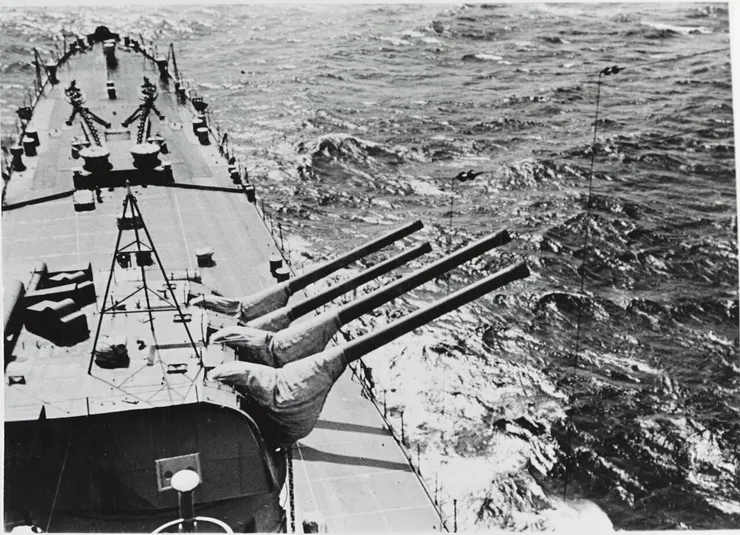 1939年3月，摩耶號艦橋及其前部的兩門雙聯 20 公分主砲
