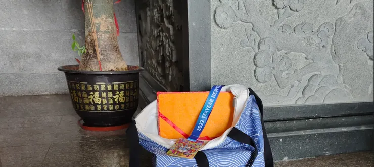 廣州市黃埔區華峰寺土地公廟的石桌底下，點了三柱香拜了看不到的虎爺