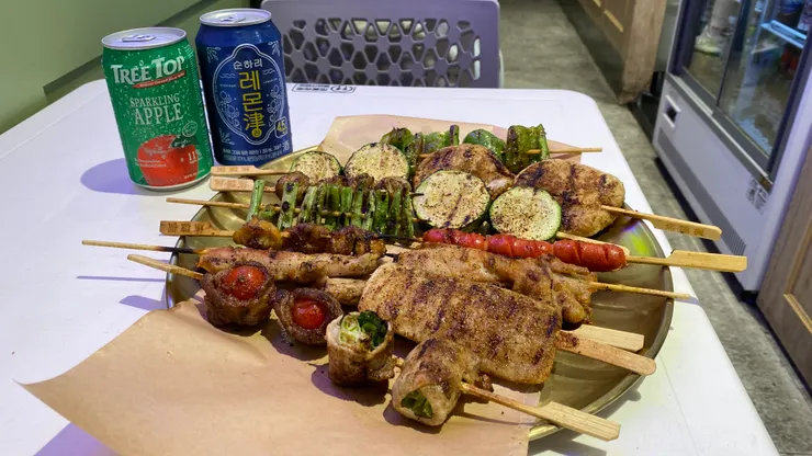 圖說：焦糖楓漢方烤肉粉搭配日式醬油的多層次口感，是許多老饕的最愛，再喝一口冰涼飲料，超暢快。（資料來源：焦糖楓）