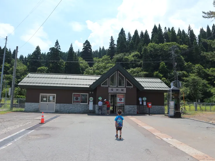 小巧可愛的谷口站，只有一個老先生票務員