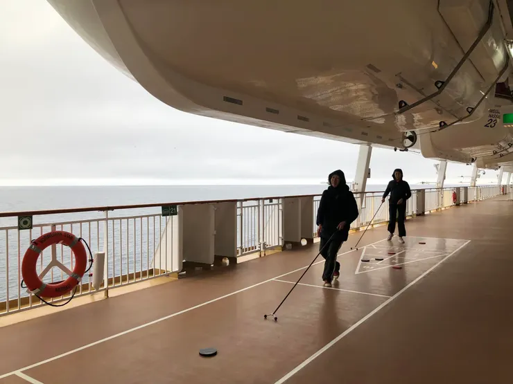 規定得推到另一側的三角形內才計分，像不像在拖地？！頭頂上吊掛的是接駁船（Tender）。