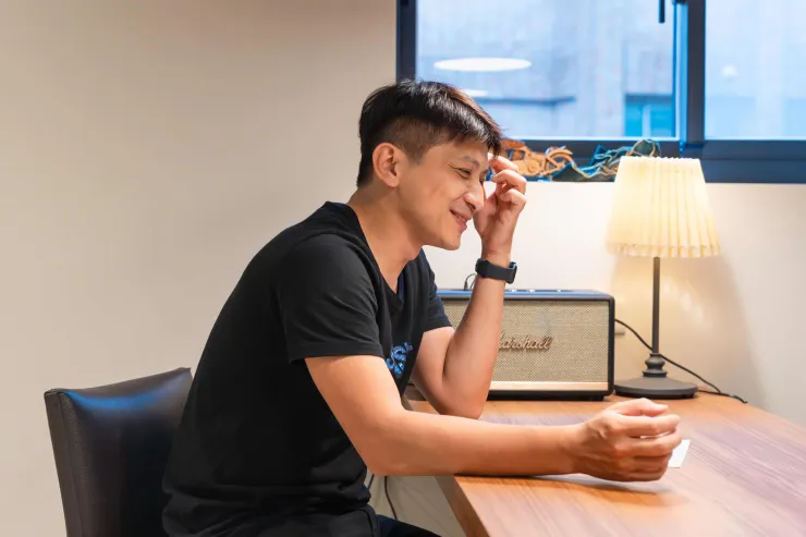 在多樣的片種或形式下，高偉晏笑說，他的聲音設計風格始終是「有點髒髒的」。