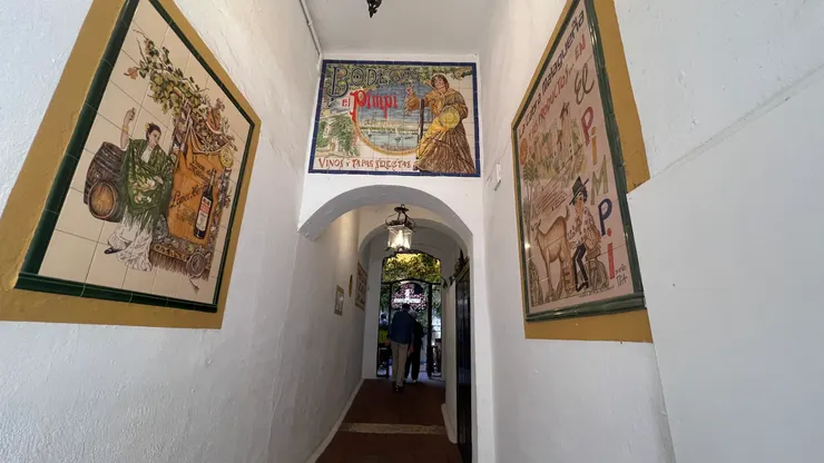 大家都往裡面走，應該是餐廳。