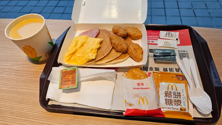 這是麥當勞的鬆餅雞塊大早餐!我發現鬆餅的奶油改款了耶!