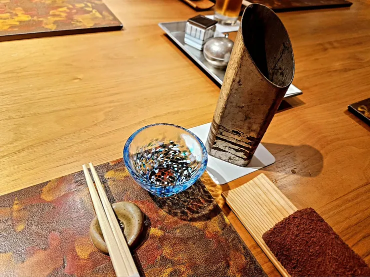 錫製酒器，觸手冰涼，搭配美麗的輕津玻璃杯。