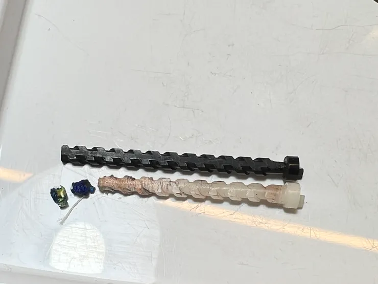 磨損斷裂的活塞螺桿