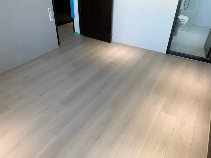 暖色系木地板搭配臥室採光，營造出最舒適的睡眠環境。