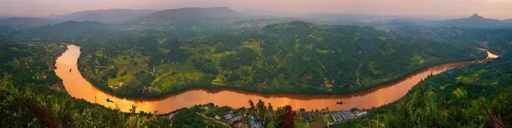 發源于雲南鎮雄的赤水河，自西向東到茅臺，再折向西北，奔流千里，經貴州赤水進入四川，在合江注入長江。赤水河每年重陽節至第二年端午節期間，河水清澈碧綠，端午節至重陽節期間，夏天雨季降水經過兩岸紅砂土的過濾，水色赤紅，潔淨甘甜。