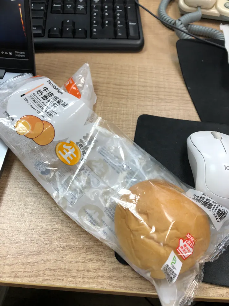 就是這個「牛排館風味」餐包，我竟然看成「牛排風味」，我是這麼想吃牛排嗎？