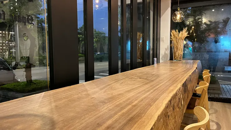 在木頭桌上吃飯，餐點也變得滿有fu。