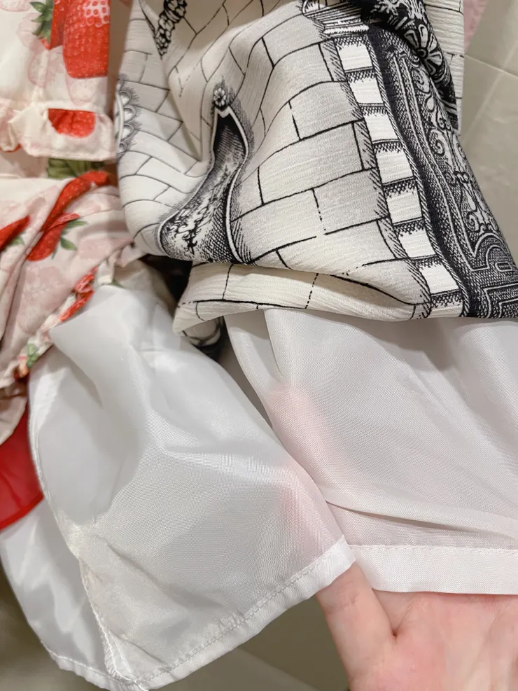 摸一下手邊洋裝的內裏，比較像是Innocent World 2013年Appartement JSK的內裏。