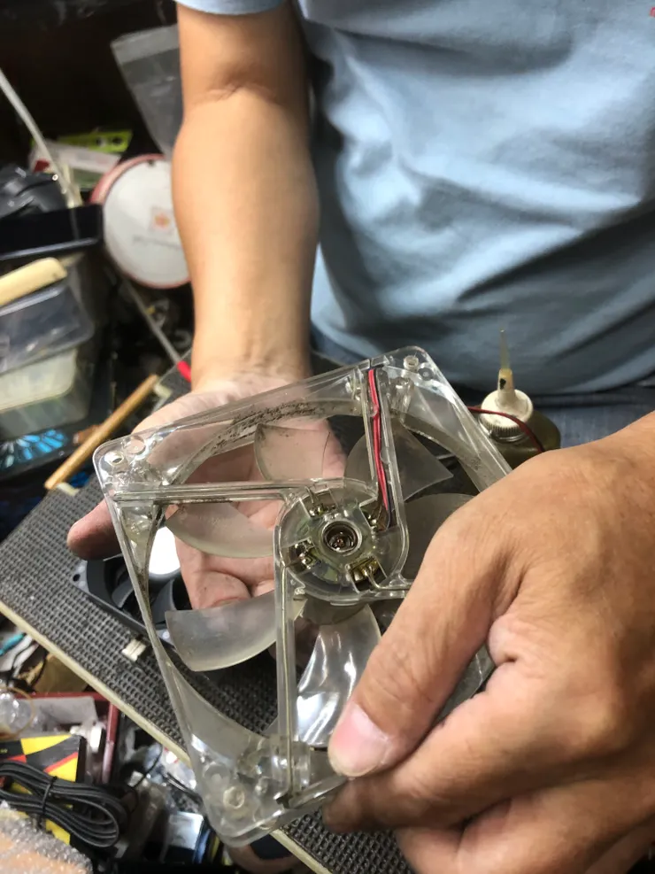 前置的12CM風扇已經卡死，幸好沒有燒掉，所以只要在軸心上油，就可以繼續用了。