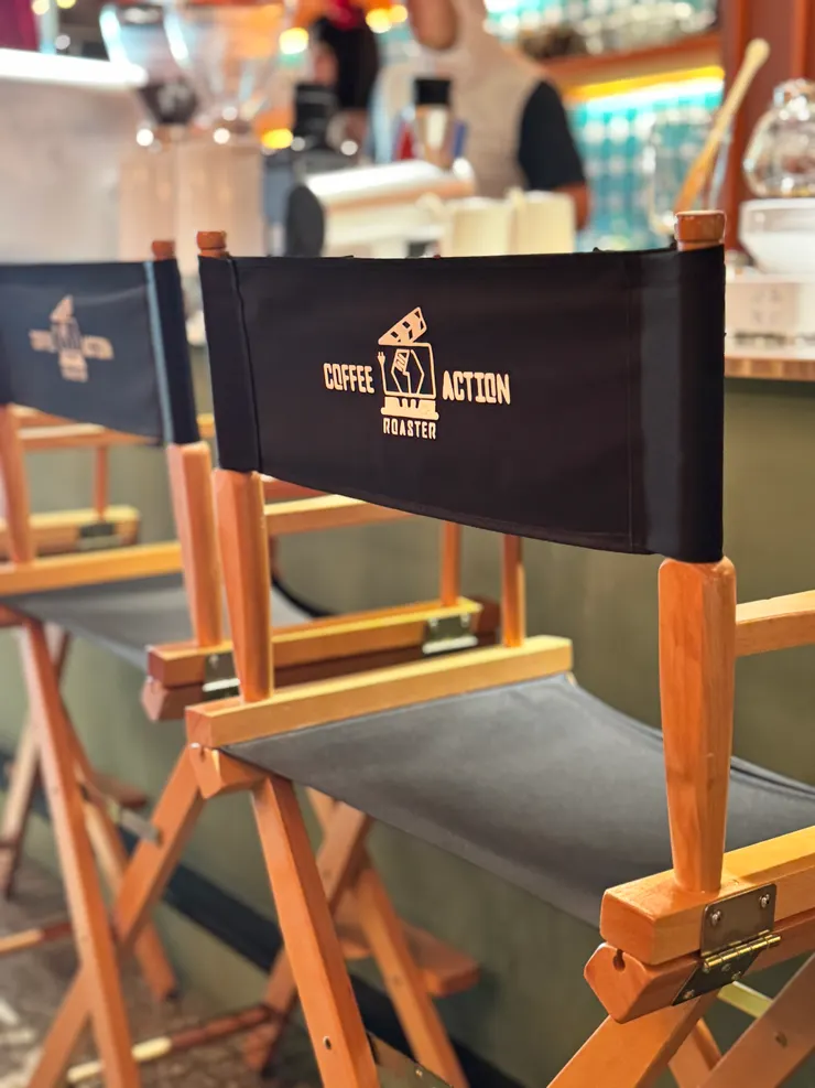 吧台區用很露營風格的椅子，椅布上還有店家的LOGO，很細緻