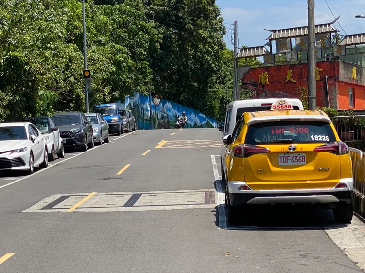 興隆路一段137巷路面上，設有排水引道的維修孔蓋