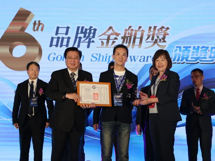 圖說：亞家生技榮獲第６屆品牌金舶獎「綠色永續組」殊榮，創辦人吳坤烈博士（前排中）從商總理事長許舒博（前排左）與國發會副主委高仙桂（前排右）手中，接下獎狀及獎座。（資料來源：中華民國全國商業總會）