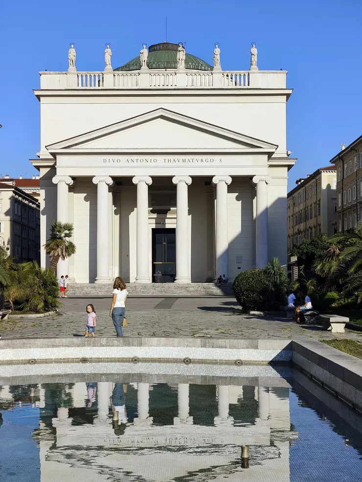 新聖安多尼堂和廣場