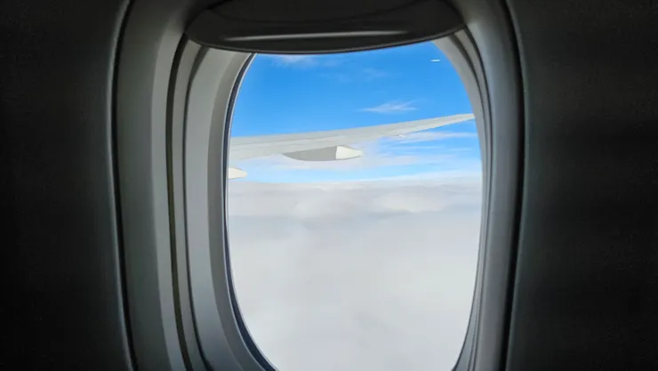 這是飛機穿雲後的窗外景致!飛機這時飛在雲層上!