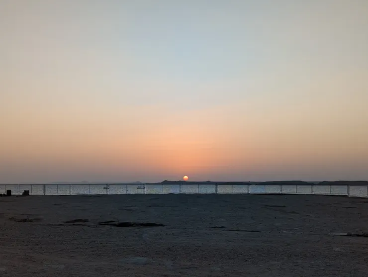 阿布辛貝神殿正前方的納塞湖與日出(攝於2025年)