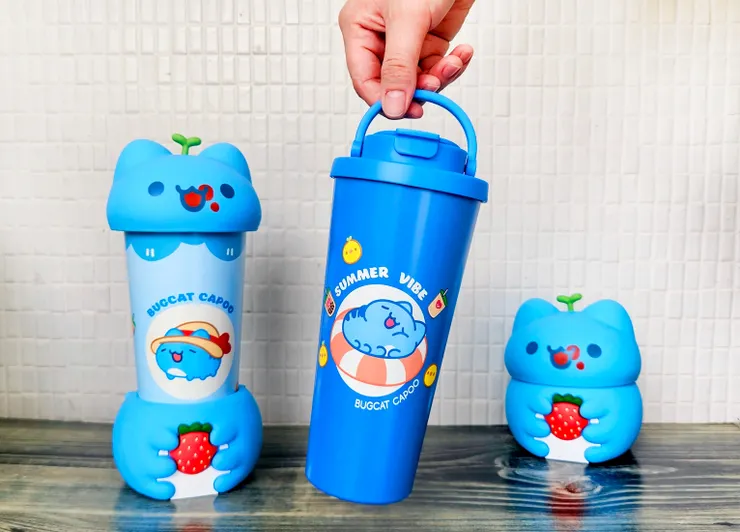 圖說：咖波保溫瓶套組可拆式的杯蓋與底座是最大亮點，拆下來還能組合成一個可愛的咖波公仔。（資料來源：清心福全）