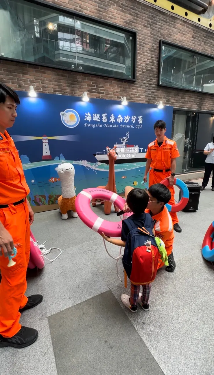 海巡署會教孩子要安撫落難的長頸鹿先生及羊駝小姐再投救生圈。