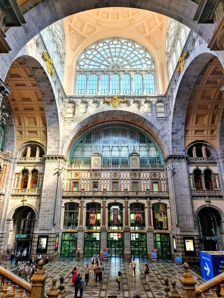 【果然嘆為觀止如皇冠鑲鑽般璨璀！安特衛普中央車站內部。】