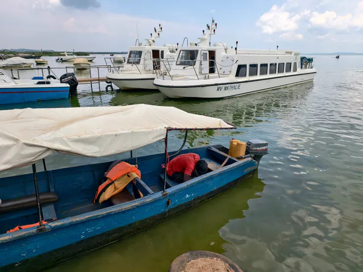 維多利亞湖,有渡輪行駛於三國之間。