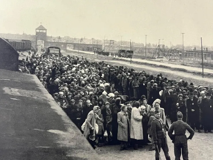 當時來到集中營的人並不知道這是一個滅絕營，當然世人們也不知道