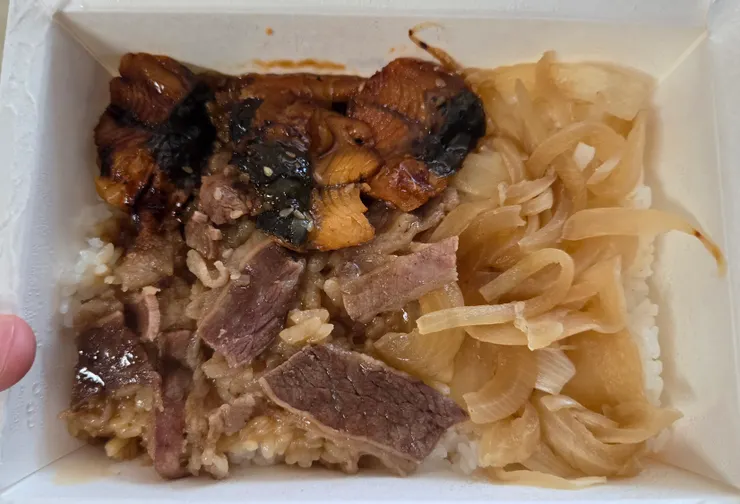 看上去放得滿滿的，但我說那個牛肉片怎麼感覺很稀疏啊...