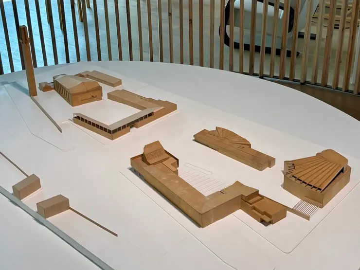 塞伊奈約基文化暨行政中心,教堂、市政府、圖書館,和劇院依附在廣場四周,彼此各有特色,同時又不失團體的關係