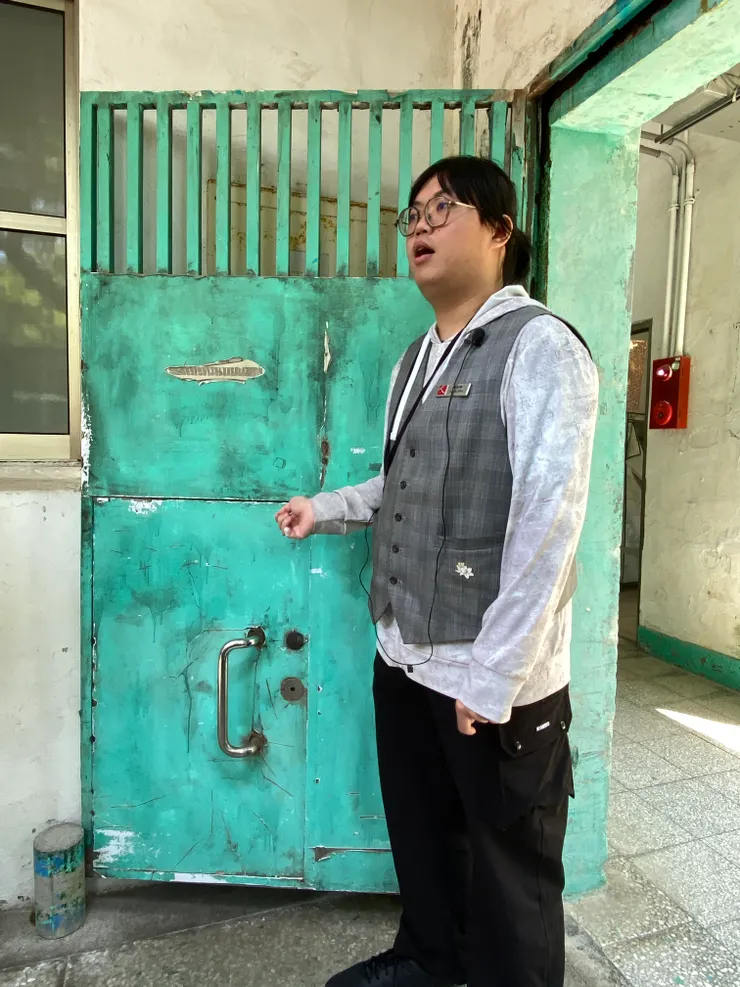 押房大門平時不開啟，會客放封通通都是走底下小門