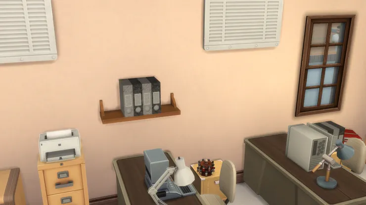 職員的座位上有電腦和文具,也有自己需要用的文件夾。