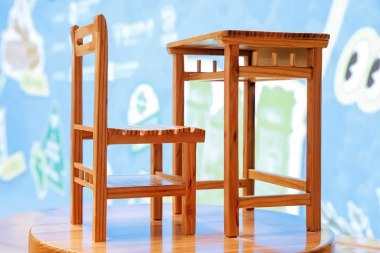 國產木材課桌椅，觸感溫潤，帶有自然木質香氣。