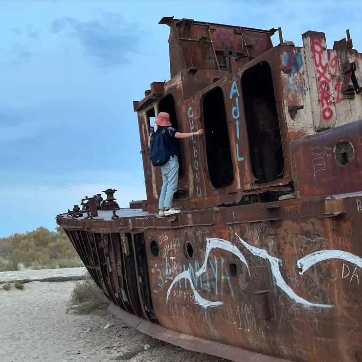 這個有梯子所以挑戰爬上船,拍照時緊抓船不放