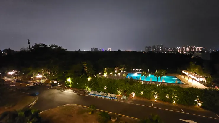 晚上的夜空居然是紫色的耶!漂亮!