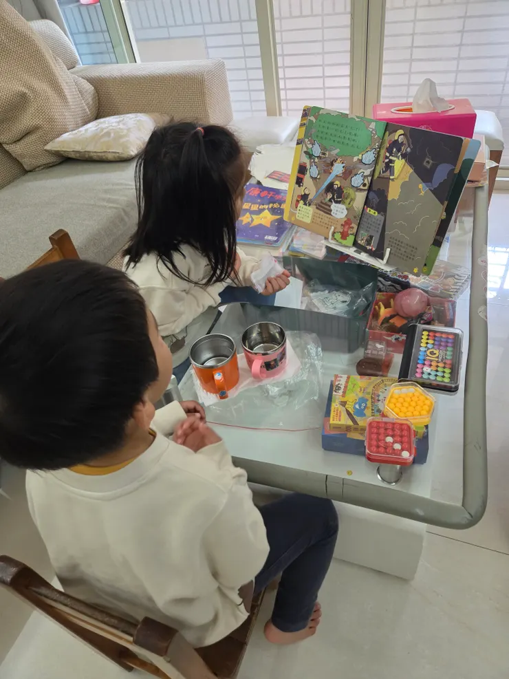 學習雜誌讓小朋友用音檔聽真的很友善,友善家長XD