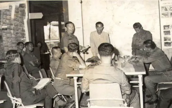 陳茂修(中立者)在指揮所簡報敵我態勢。翻攝自覃怡輝著《金三角國軍血淚史》